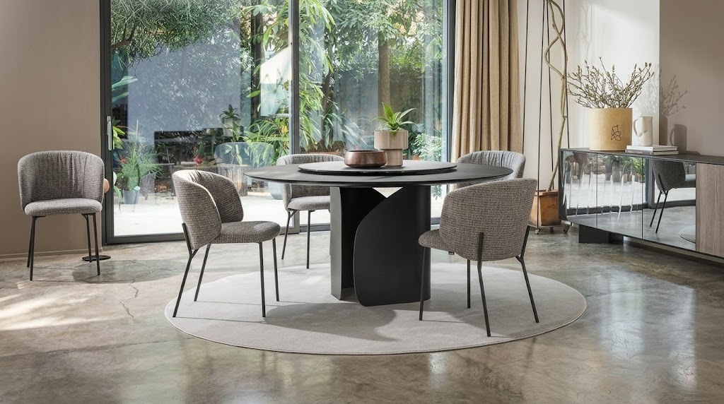 Dining room with Italian chairs at XZQT